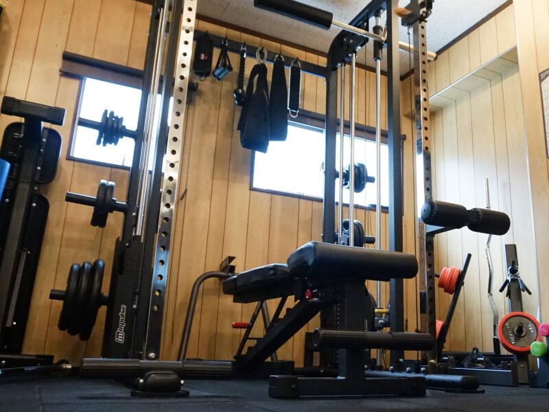 ジムの内部にあるトレーニングマシンの設備。