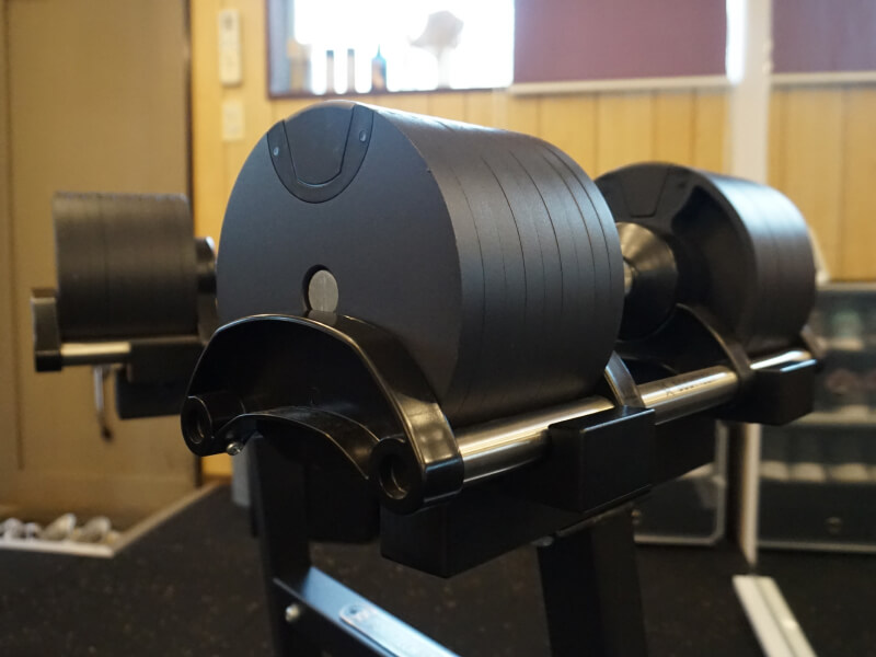 ジムの内部にある調整可能なダンベルのセット。